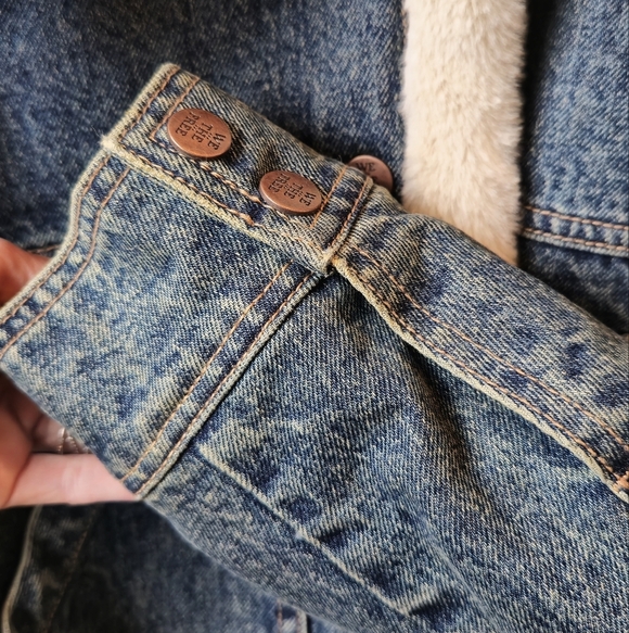 FREE PEOPLE Denim Jacket with Faux Fur Collar! Size Medium Excellent condition - Picture 6 of 10